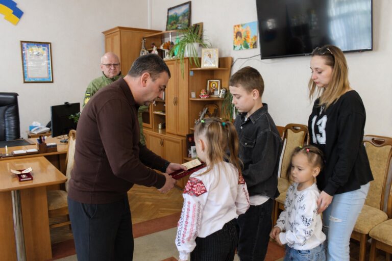 Вручили посмертні нагороди родинам полеглих воїнів з Могилів-Подільщини
