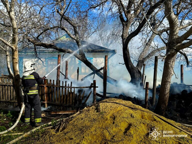 У Погребищі горіло СТО: рятувальники ліквідували займання