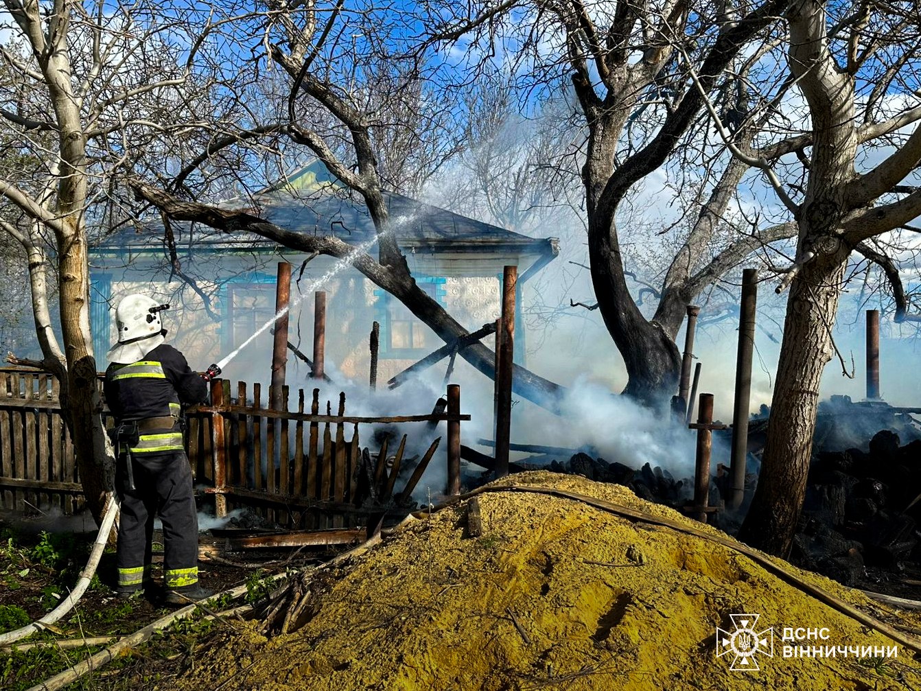 У Погребищі горіло СТО: рятувальники ліквідували займання