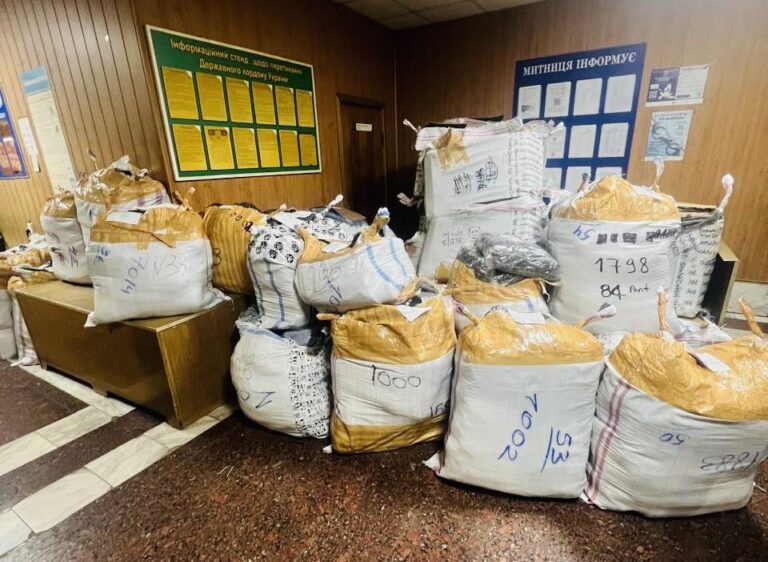 Під виглядом гуманітарки: на Вінниччину намагалися завезти майже 5 тонн одягу