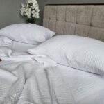 Чому не можна спати на новій постільній білизні: причина вас здивує