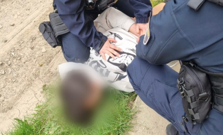 Дістав пістолет під час уроку: на Закарпатті учень вистрілив в однокласника