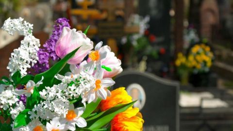Що категорично не можна робити на кладовищі