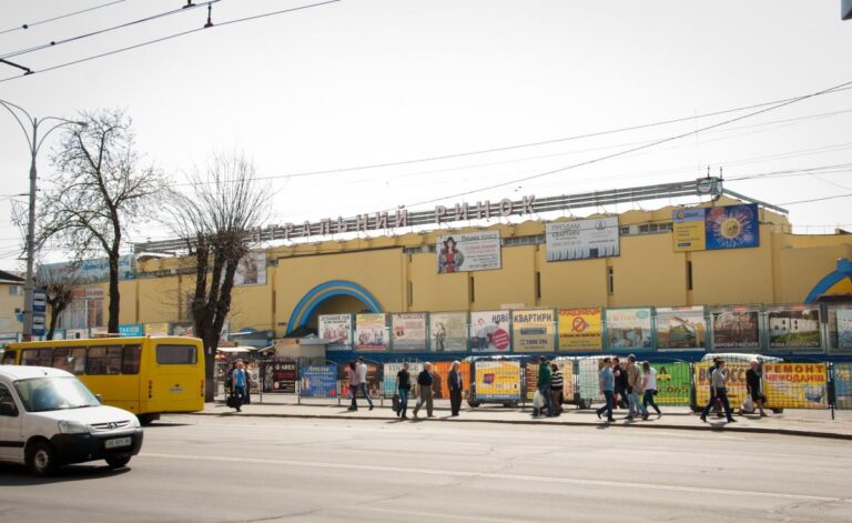 У Вінниці повернули у власність громади парковку перед Центральним ринком