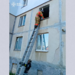Рятувальники потрапили до квартири, щоб допомогти літній жінці