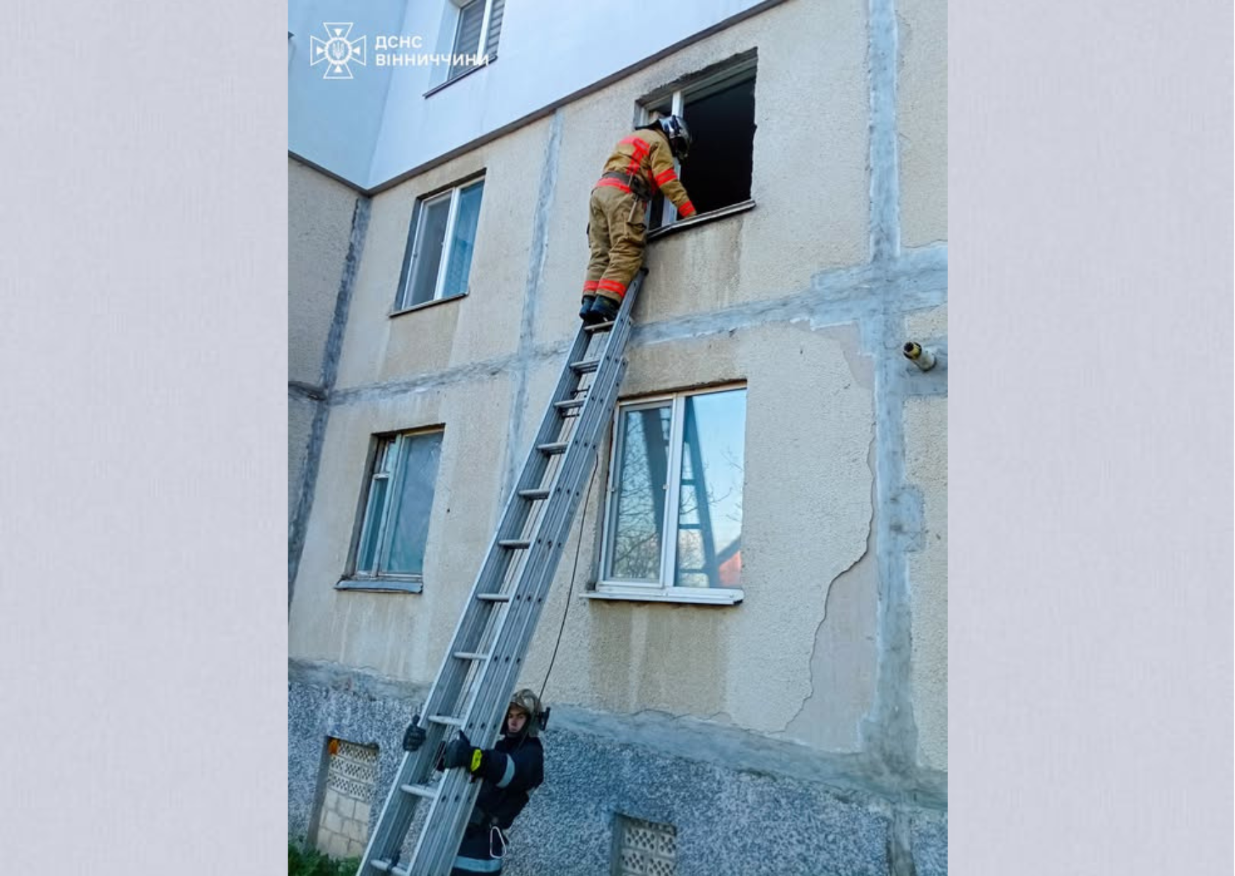Рятувальники потрапили до квартири, щоб допомогти літній жінці