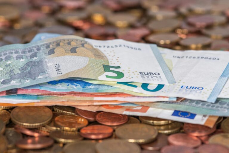 Курс валют на 7 квітня: скільки коштуватимуть долар, євро і злотий
