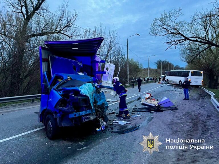 Зіткнення автобуса і вантажівки поблизу Хмільника: подробиці від поліції