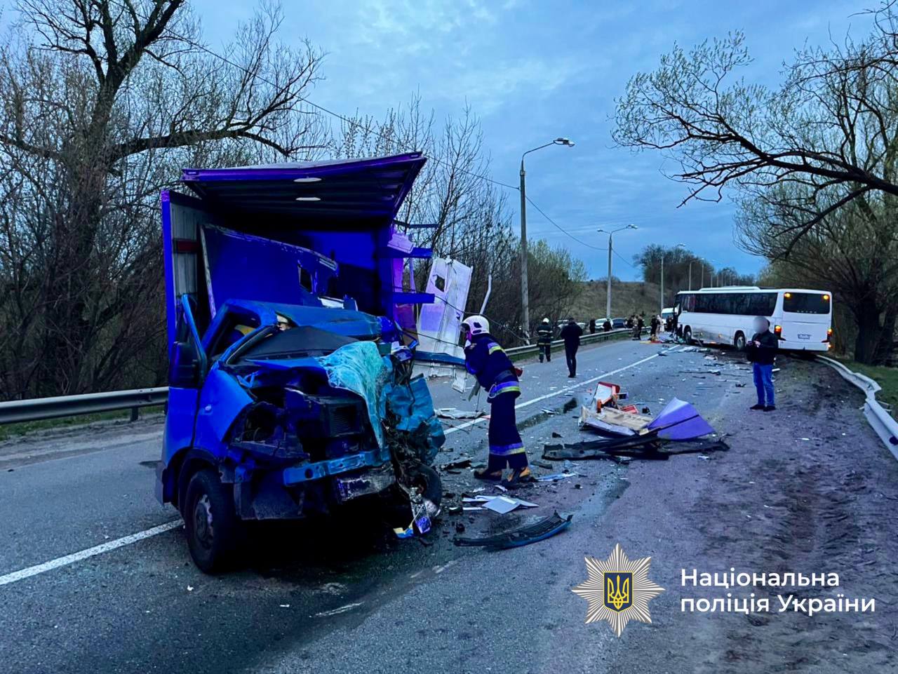 Зіткнення автобуса і вантажівки поблизу Хмільника: подробиці від поліції