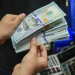 Долар дешевшає: НБУ оновив курс валют на 1 травня