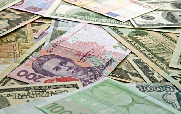 Долар і євро різко пішли вгору: курс валют на 20 квітня