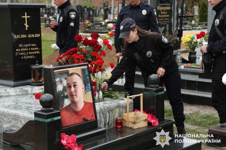 Загинув, прикриваючи напарника: на Вінниччині вшанували пам’ять 20-річного поліцейського