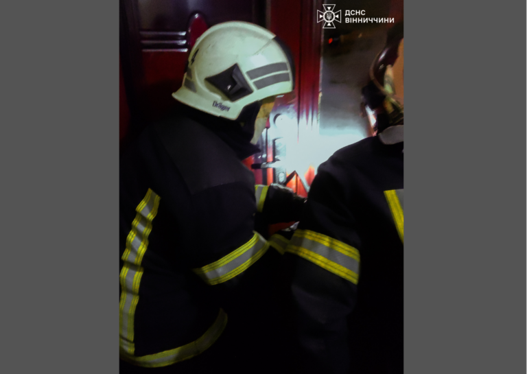 Зачинена у власній квартирі: у Вінниці рятувальники допомогли літній жінці