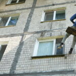 Готують багатоповерхівку до зими: на Брацлавській ремонтують міжпанельні шви