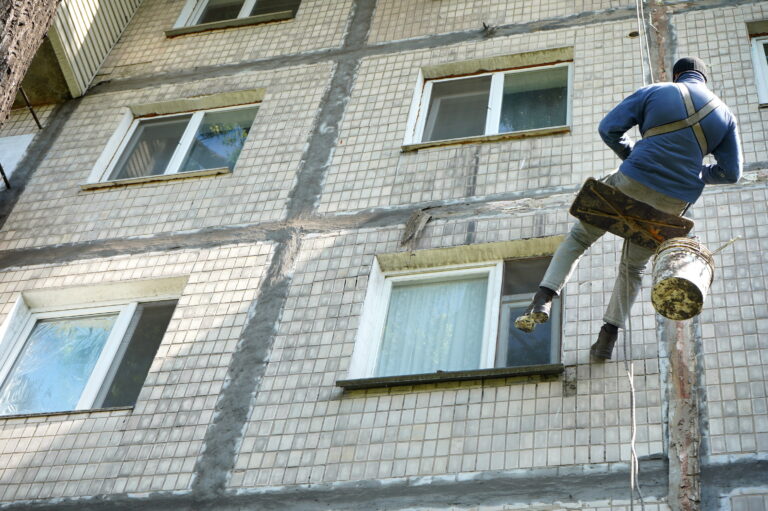 Готують багатоповерхівку до зими: на Брацлавській ремонтують міжпанельні шви