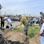 У Вінниці матері загиблих Героїв висадили алею сакур «Квітуча материнська любов»