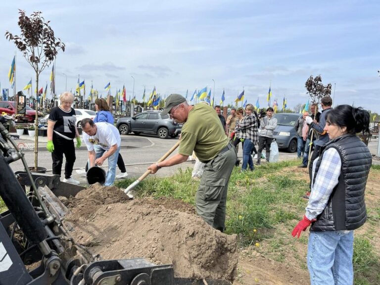 У Вінниці матері загиблих Героїв висадили алею сакур «Квітуча материнська любов»
