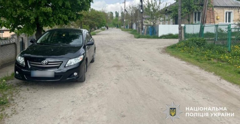 Рух заднім ходом закінчився ДТП: у Жмеринці водійка збила 68-річну жінку