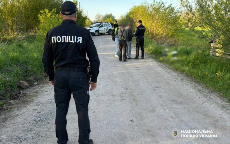 У селі Сальник виявили тіло жінки з колото-різаними ранами: затримано військового