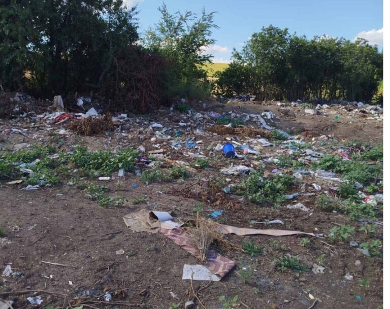 В одній із громад Вінниччини прибрали стихійне сміттєзвалище
