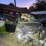 Люк на дорозі спричинив ланцюгову ДТП: BMW вилетів у двір приватного будинку