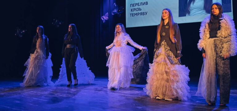 «Імпульс червоного» і «Перелив крізь темряву»: юні дизайнерки з Вінниці вразили авторськими колекціями