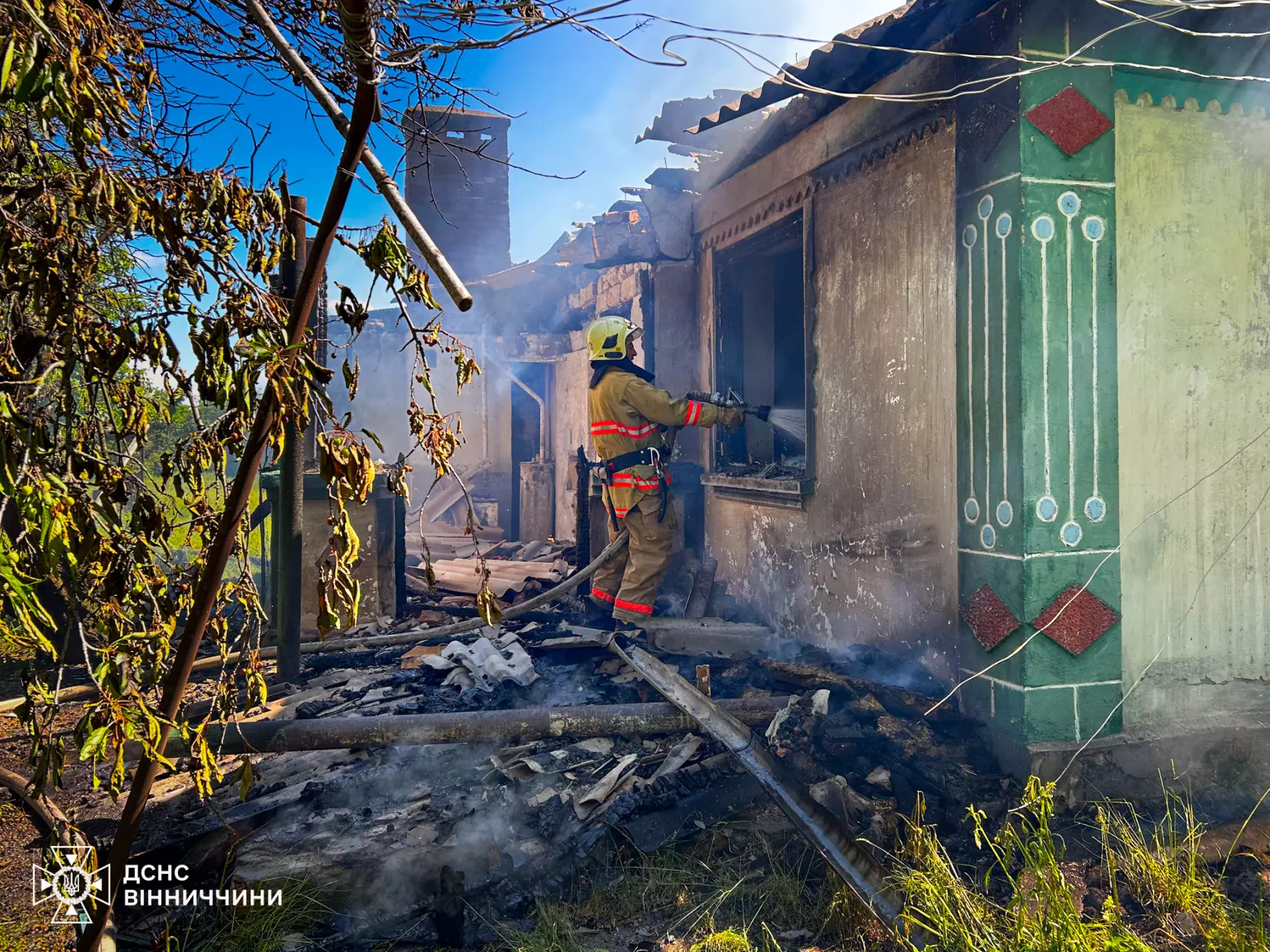 Повалені дерева, пожежі та травмування дитини: якою була доба для рятувальників Вінниччини