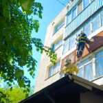 Порятунок у Ладижині: рятувальники через балкон дісталися до літньої жінки