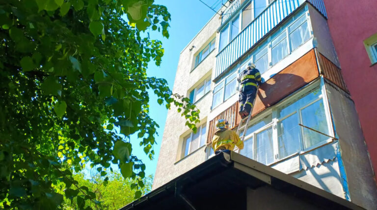 Порятунок у Ладижині: рятувальники через балкон дісталися до літньої жінки