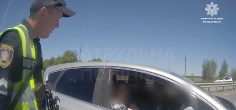 У Вінниці патрульні супроводили автівку з породіллею до пологового (ВІДЕО)