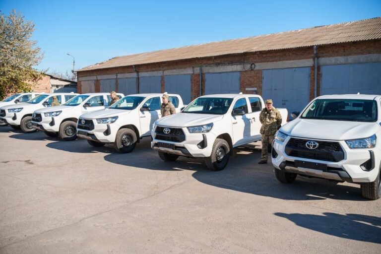 Команда Міжрегіонального координаційного гумштабу передала шість пікапів для підсилення підрозділу Повітряних Сил