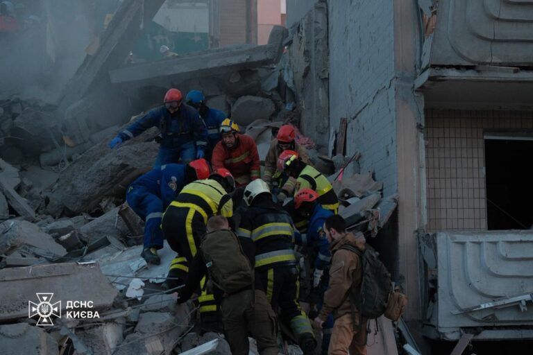 Пекельна ніч у Києві: зруйновані будинки, люди під завалами та десятки постраждалих