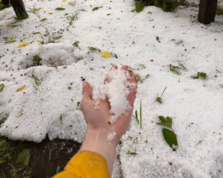 Травневий град перетворив село на Вінниччині на зимову казку (ФОТО)