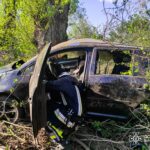 Врізався в дерево: на Вінниччині водія деблокували з розбитої автівки