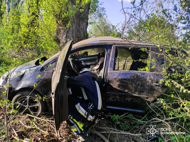 Врізався в дерево: на Вінниччині водія деблокували з розбитої автівки