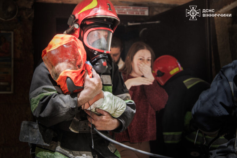 Евакуювали матір із 2-місячною дитиною: у Вінниці горіла п’ятиповерхівка
