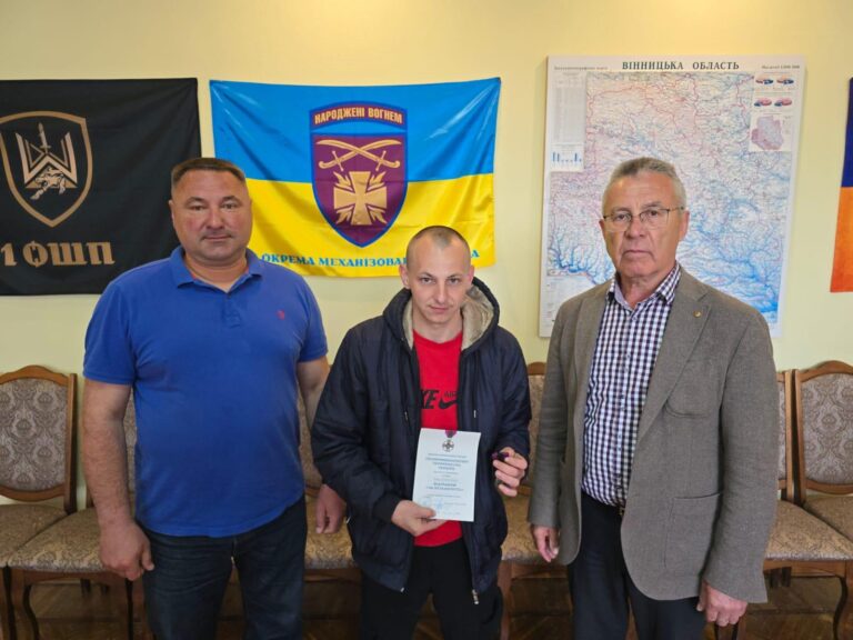 У Тульчинській громаді нагородили військового, який повернувся з полону