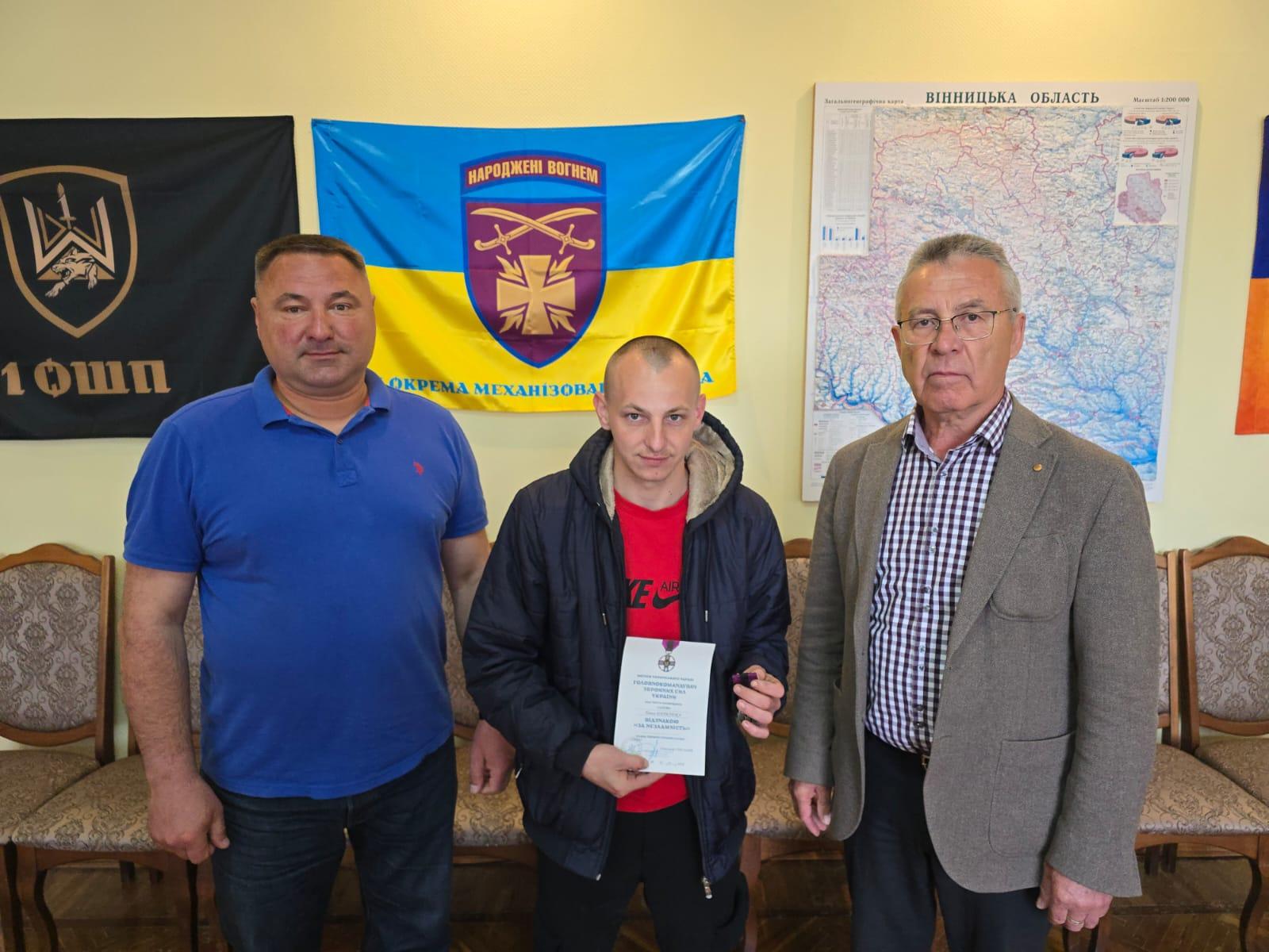 У Тульчинській громаді нагородили військового, який повернувся з полону
