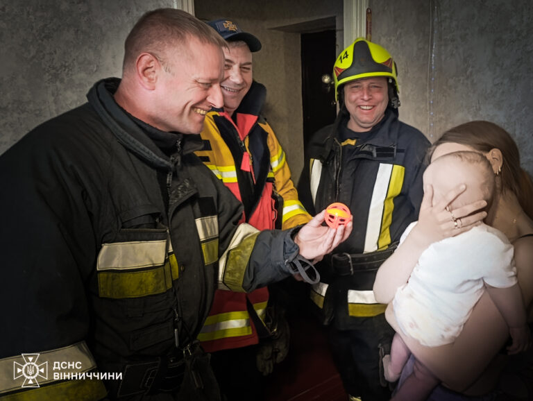 У Тульчині рятувальники визволяли пальчик 4-місячного малюка з іграшки