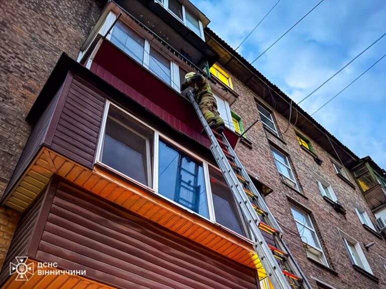 У Козятині надзвичайники дісталися квартири через балкон, аби врятувати чоловіка