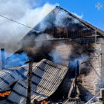 Горів гараж, авто та господарчі будівлі: рятувальники Вінниччини ліквідували чотири пожежі
