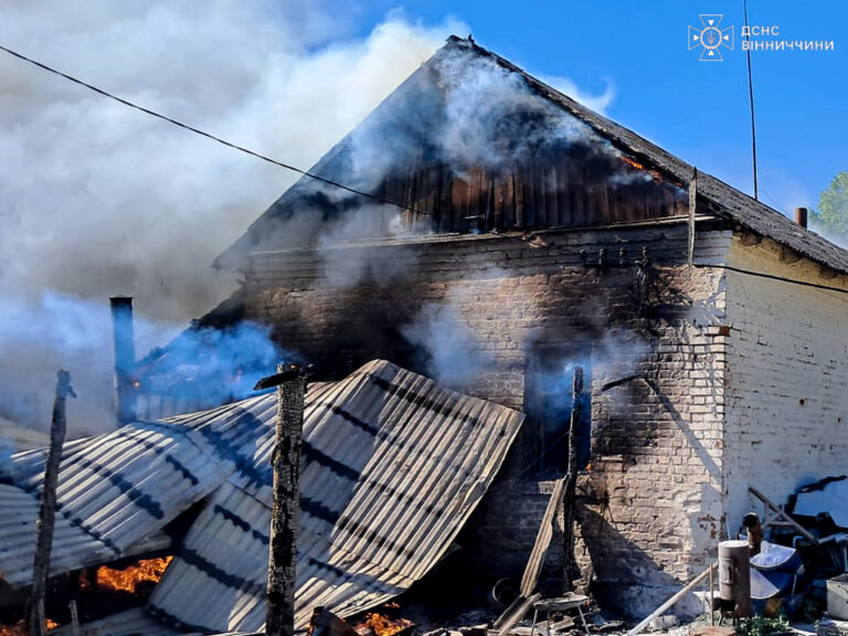 Горів гараж, авто та господарчі будівлі: рятувальники Вінниччини ліквідували чотири пожежі