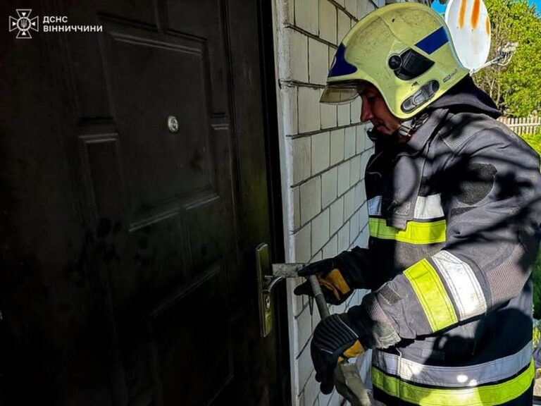 У Гайсині рятувальники допомогли пенсіонерці, яка опинилася безпорадною у власному будинку