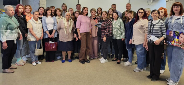 Підтримка, компенсації та очікування: про що говорили у Вінниці з родинами безвісти зниклих воїнів