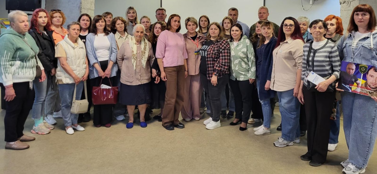 Підтримка, компенсації та очікування: про що говорили у Вінниці з родинами безвісти зниклих воїнів