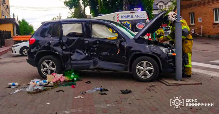 Зіткнення двох авто у Вінниці: рятувальники запобігли можливій пожежі