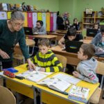 Зарплати українських вчителів більш ніж на 30% нижчі за середні по країні