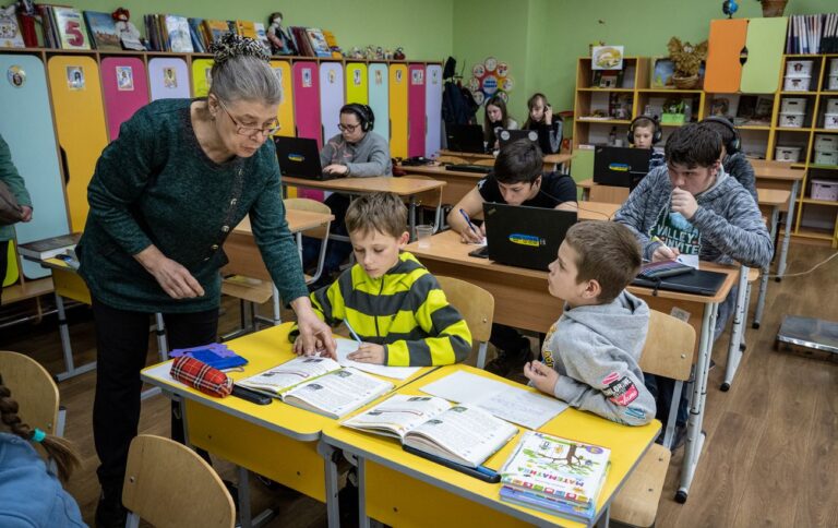 Зарплати українських вчителів більш ніж на 30% нижчі за середні по країні