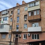 Після ворожої атаки у Вінниці замінюють вибиті вікна в багатоповерхівках