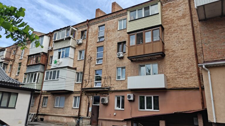 Після ворожої атаки у Вінниці замінюють вибиті вікна в багатоповерхівках